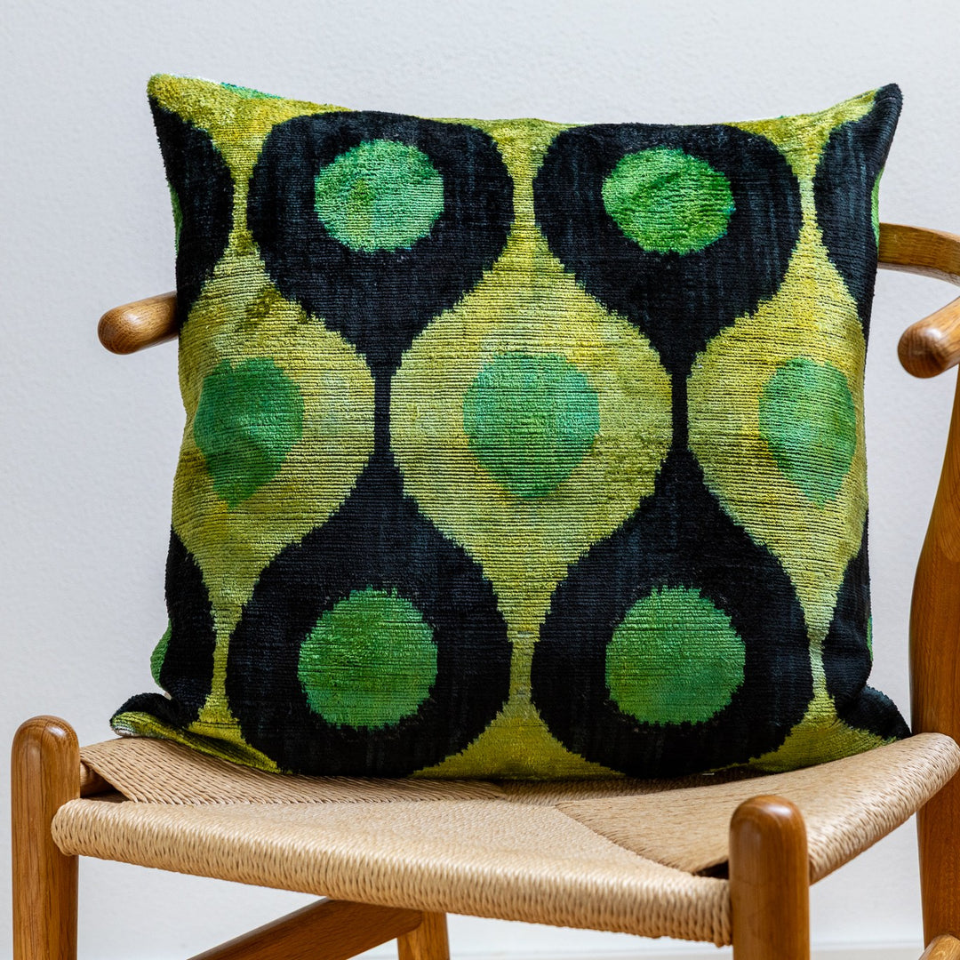 Silk/Velvet Kissenhülle 50x50cm – Ikat-Ovale Grün-Schwarz-Safran – Alexander / Interieur