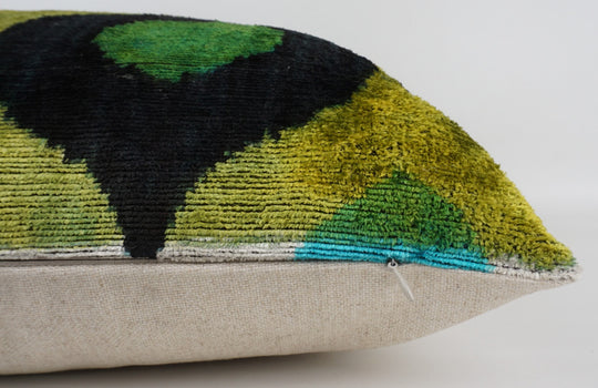 Seidenkissen 50x50cm mit Ikat-Ovale-Muster in Grün, Schwarz und Safran