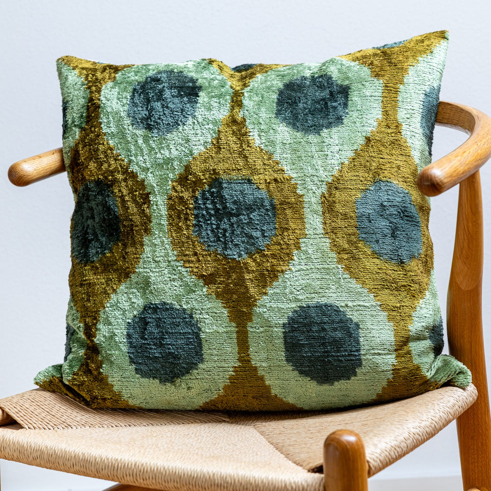 silk-velvet-kissenhuelle-50x50cm-ikat-ovale-salbeigruen-oliv-petrol-100_Seide-premium-dekokissen-seidenkissen-designkissen2