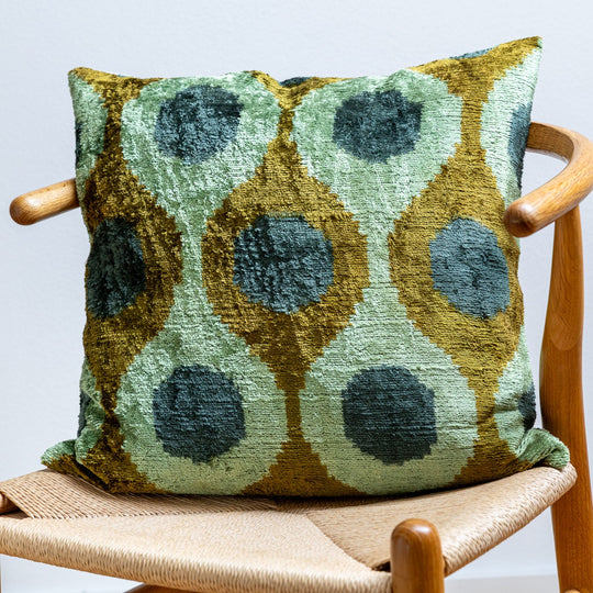 silk-velvet-kissenhuelle-50x50cm-ikat-ovale-salbeigruen-oliv-petrol-100_Seide-premium-dekokissen-seidenkissen-designkissen2