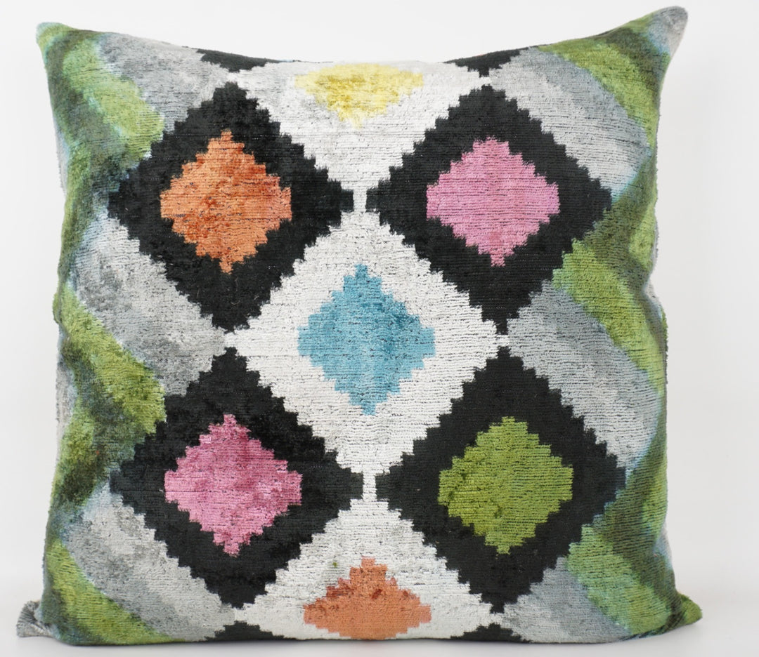 Seidenkissen 50x50cm mit Ikat-Rhombus-Muster in Grün, Multicolor und Schwarz