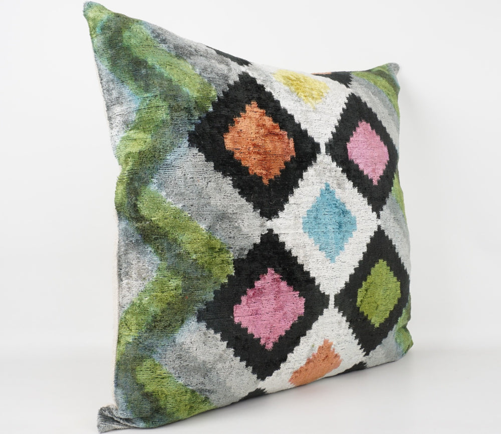 Seidenkissen 50x50cm mit Ikat-Rhombus-Muster in Grün, Multicolor und Schwarz