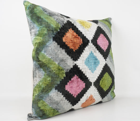 Seidenkissen 50x50cm mit Ikat-Rhombus-Muster in Grün, Multicolor und Schwarz