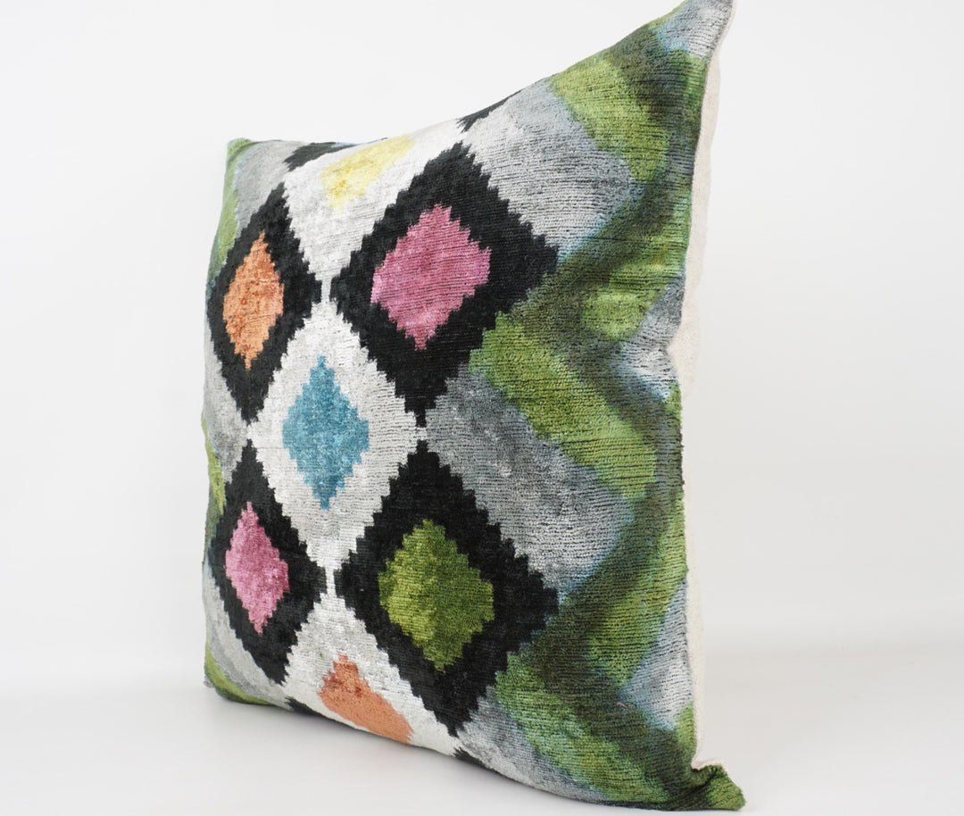 Seidenkissen 50x50cm mit Ikat-Rhombus-Muster in Grün, Multicolor und Schwarz