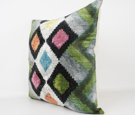 Seidenkissen 50x50cm mit Ikat-Rhombus-Muster in Grün, Multicolor und Schwarz