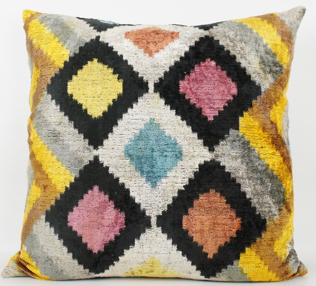 Seidenkissen 50x50cm mit Ikat-Rhombus-Muster in Multicolor und Schwarz