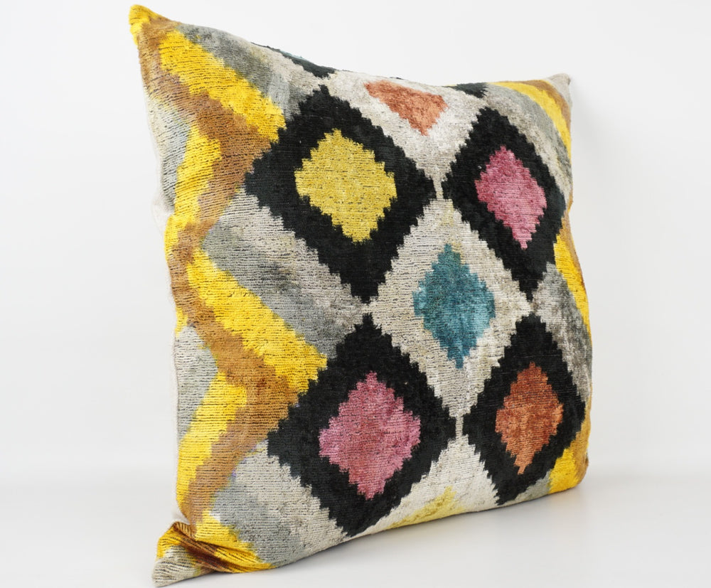 Seidenkissen 50x50cm mit Ikat-Rhombus-Muster in Multicolor und Schwarz
