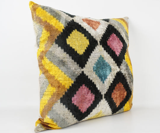 Seidenkissen 50x50cm mit Ikat-Rhombus-Muster in Multicolor und Schwarz