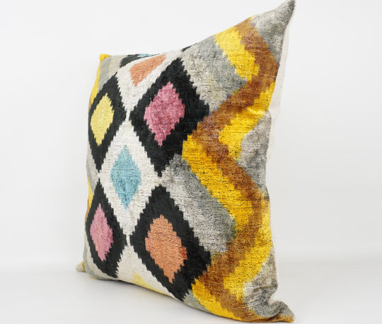 Seidenkissen 50x50cm mit Ikat-Rhombus-Muster in Multicolor und Schwarz
