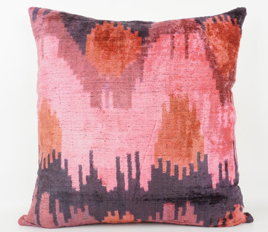 Seidenkissen 50x50cm mit Ikat-Waves-Muster in Pink, Koralle und Anthrazit