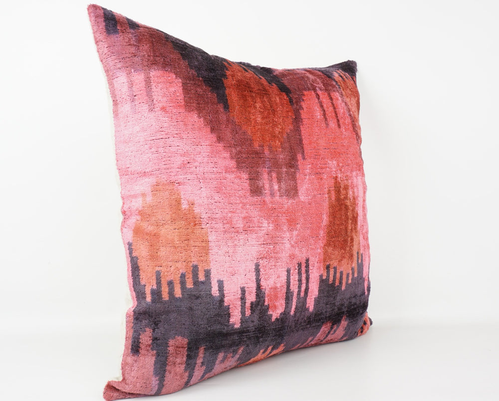 Seidenkissen 50x50cm mit Ikat-Waves-Muster in Pink, Koralle und Anthrazit