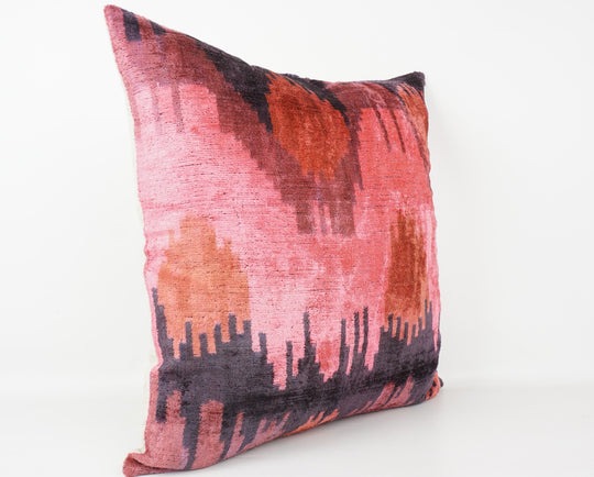 Seidenkissen 50x50cm mit Ikat-Waves-Muster in Pink, Koralle und Anthrazit