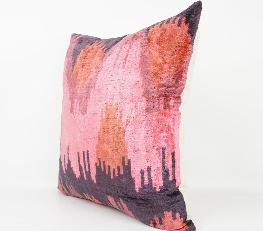 Seidenkissen 50x50cm mit Ikat-Waves-Muster in Pink, Koralle und Anthrazit