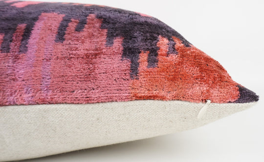 Seidenkissen 50x50cm mit Ikat-Waves-Muster in Pink, Koralle und Anthrazit
