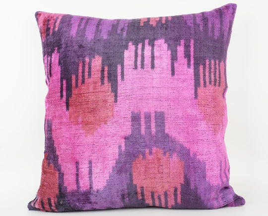 Seidenkissen 50x50cm mit Ikat-Waves-Muster in Pink, Violett, Koralle und Anthrazit