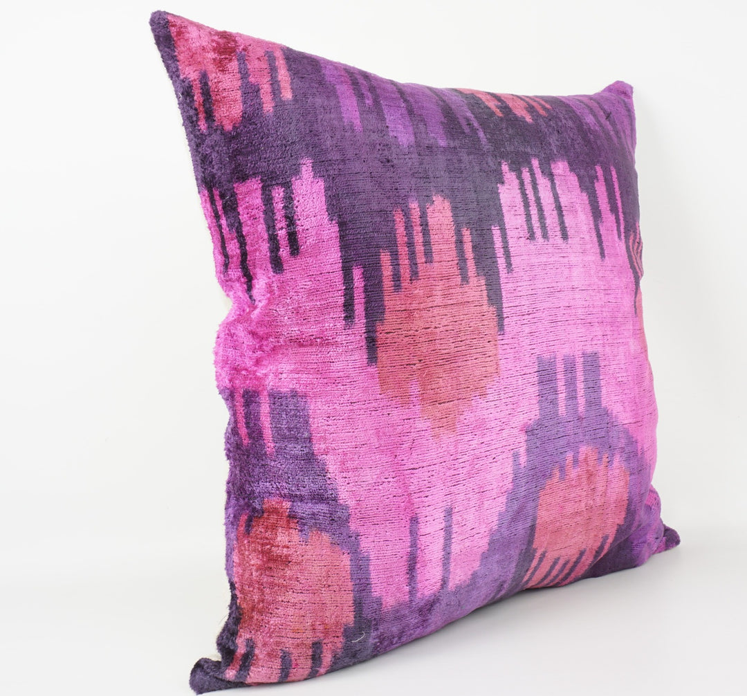 Seidenkissen 50x50cm mit Ikat-Waves-Muster in Pink, Violett, Koralle und Anthrazit