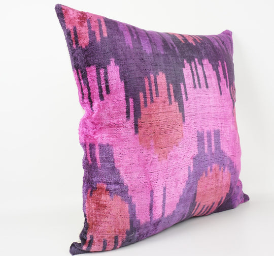 Seidenkissen 50x50cm mit Ikat-Waves-Muster in Pink, Violett, Koralle und Anthrazit