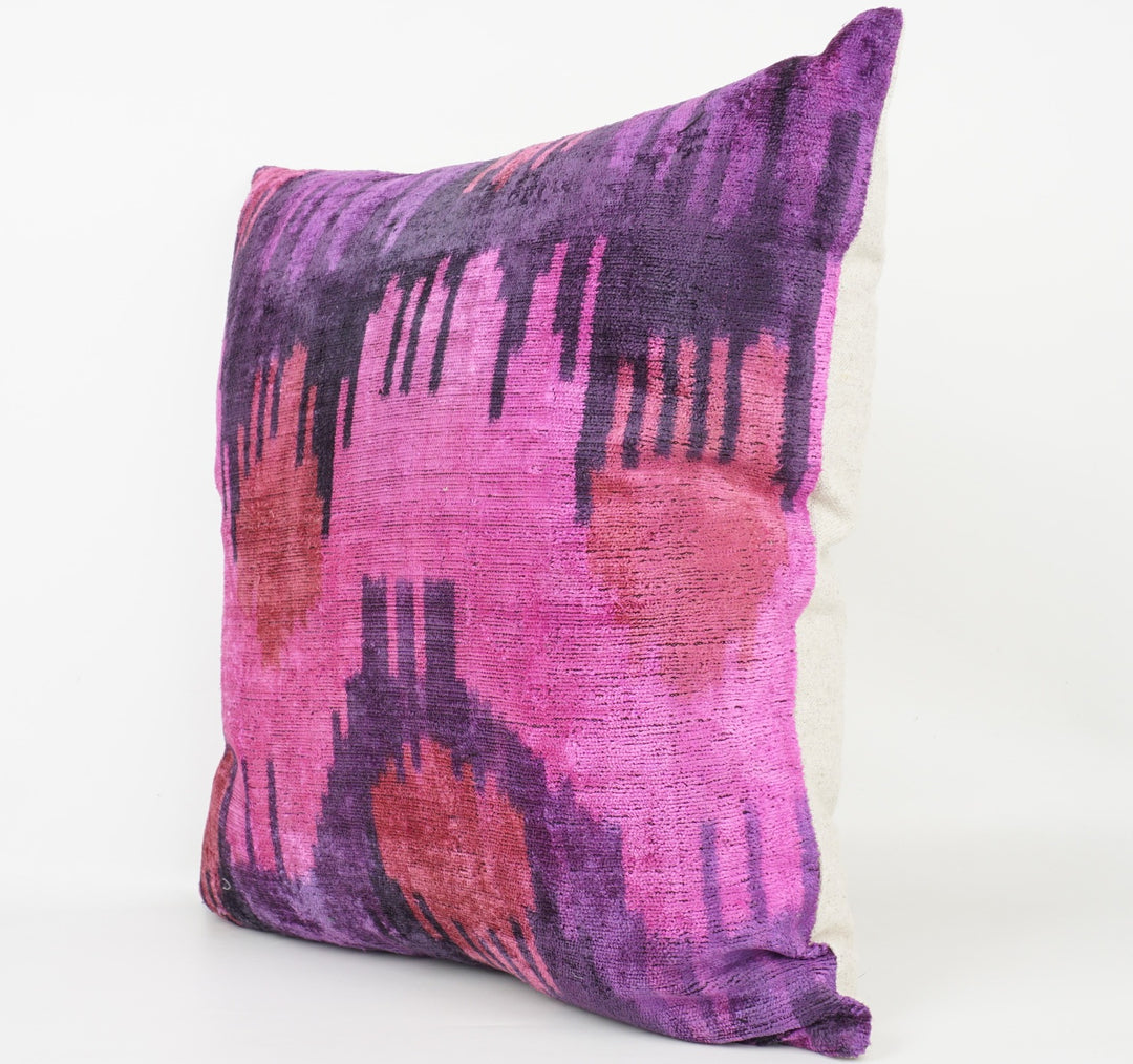 Seidenkissen 50x50cm mit Ikat-Waves-Muster in Pink, Violett, Koralle und Anthrazit