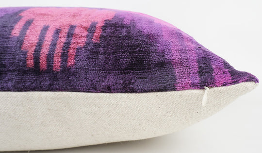 Seidenkissen 50x50cm mit Ikat-Waves-Muster in Pink, Violett, Koralle und Anthrazit