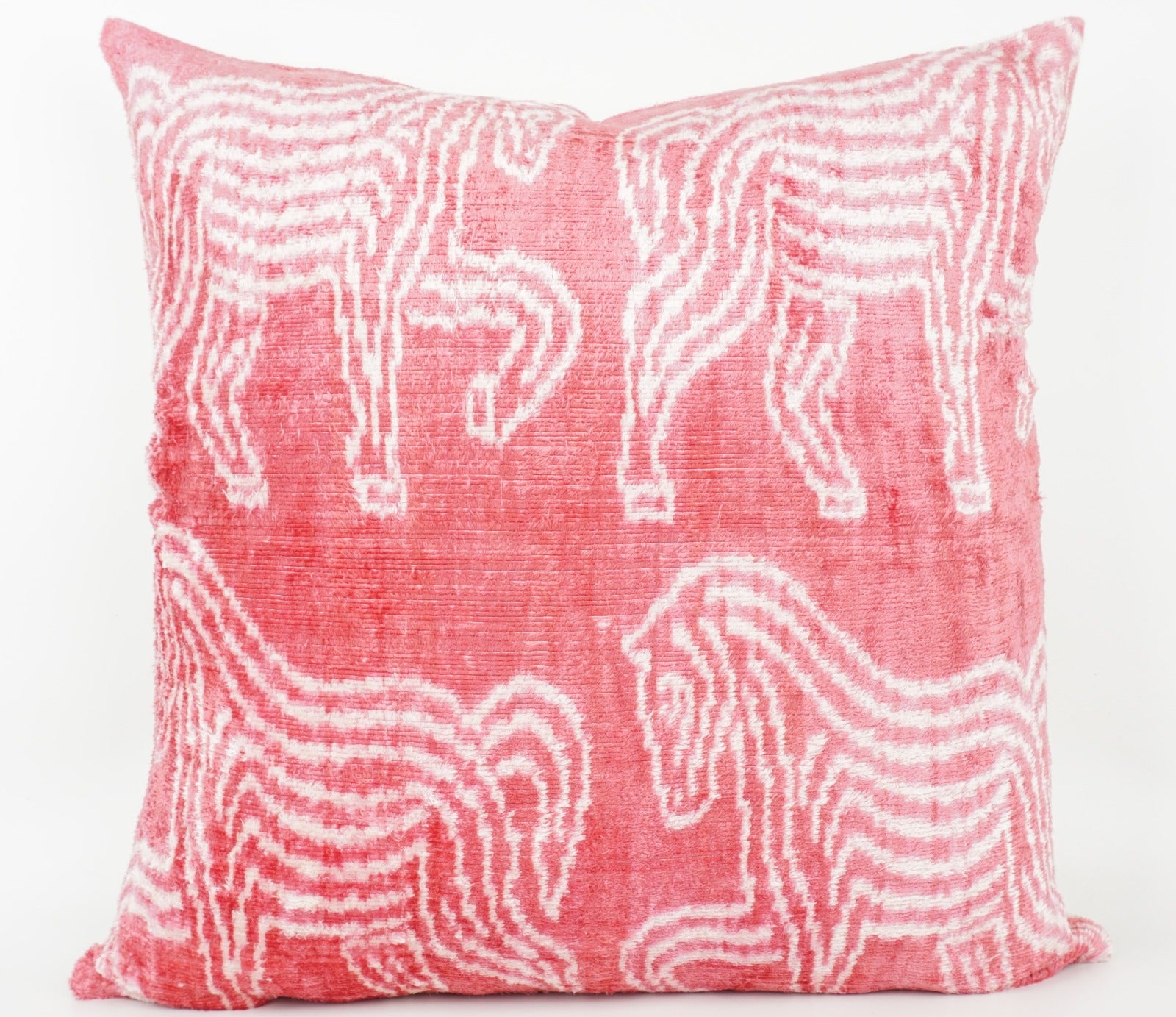 Seidenkissen 50x50cm mit Ikat-Zebra-Muster in Koralle und Offwhite
