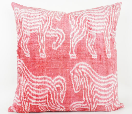 Seidenkissen 50x50cm mit Ikat-Zebra-Muster in Koralle und Offwhite