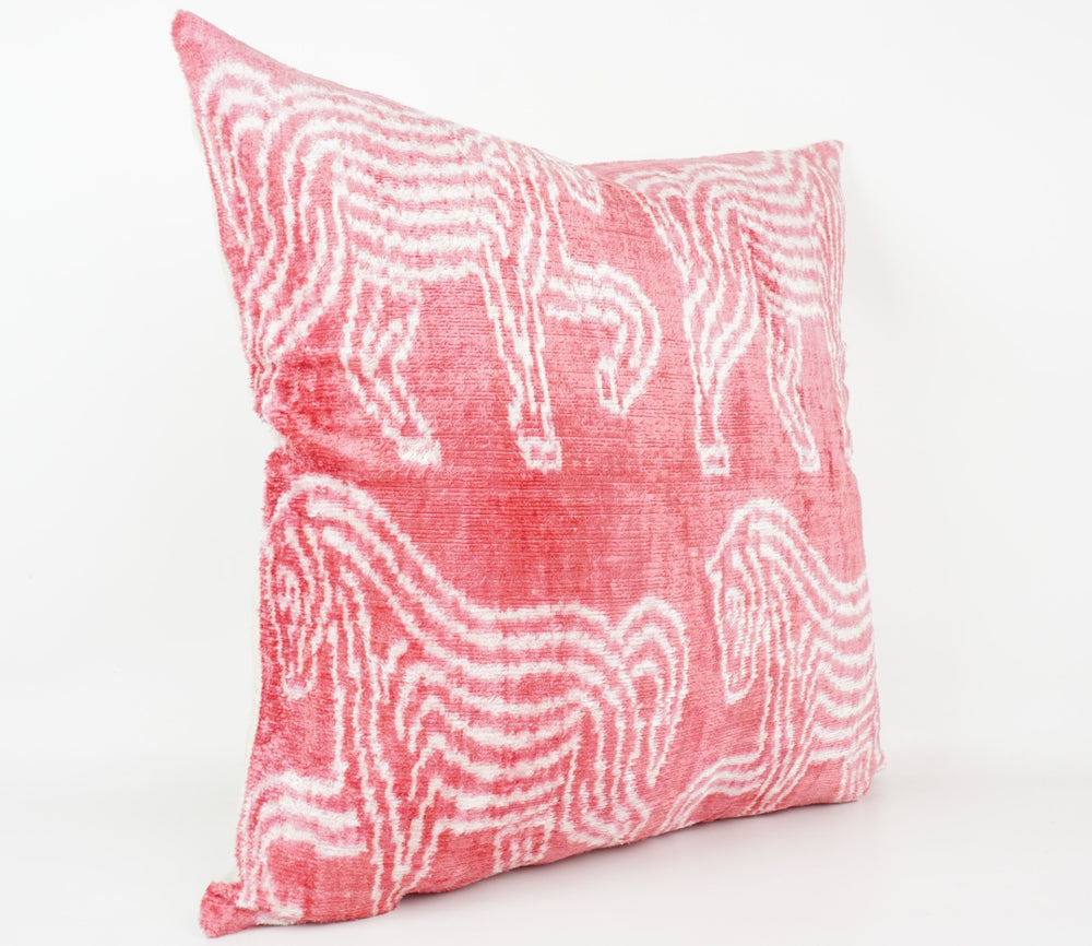 Seidenkissen 50x50cm mit Ikat-Zebra-Muster in Koralle und Offwhite