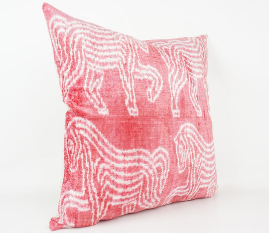 Seidenkissen 50x50cm mit Ikat-Zebra-Muster in Koralle und Offwhite