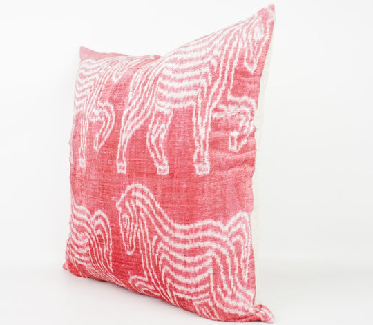 Seidenkissen 50x50cm mit Ikat-Zebra-Muster in Koralle und Offwhite