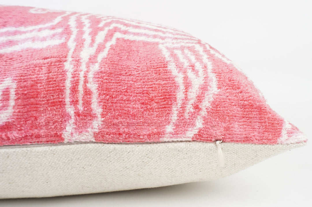 Seidenkissen 50x50cm mit Ikat-Zebra-Muster in Koralle und Offwhite
